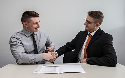Consultant présentant des solutions de prêt professionnel
