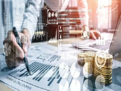 Financement et Investissement – personne analysant un graphique financier